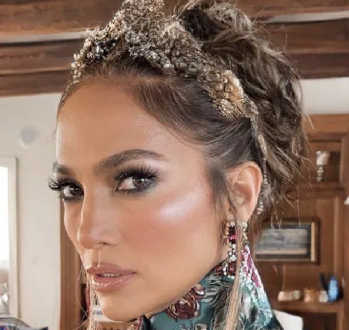 Jennifer Lopez luce en Italia el peinado elegante que favorece a los 50+