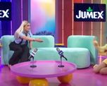 A pesar del golpe, la artista se tomó el accidente con humor y recibió el consuelo de ala conductora.