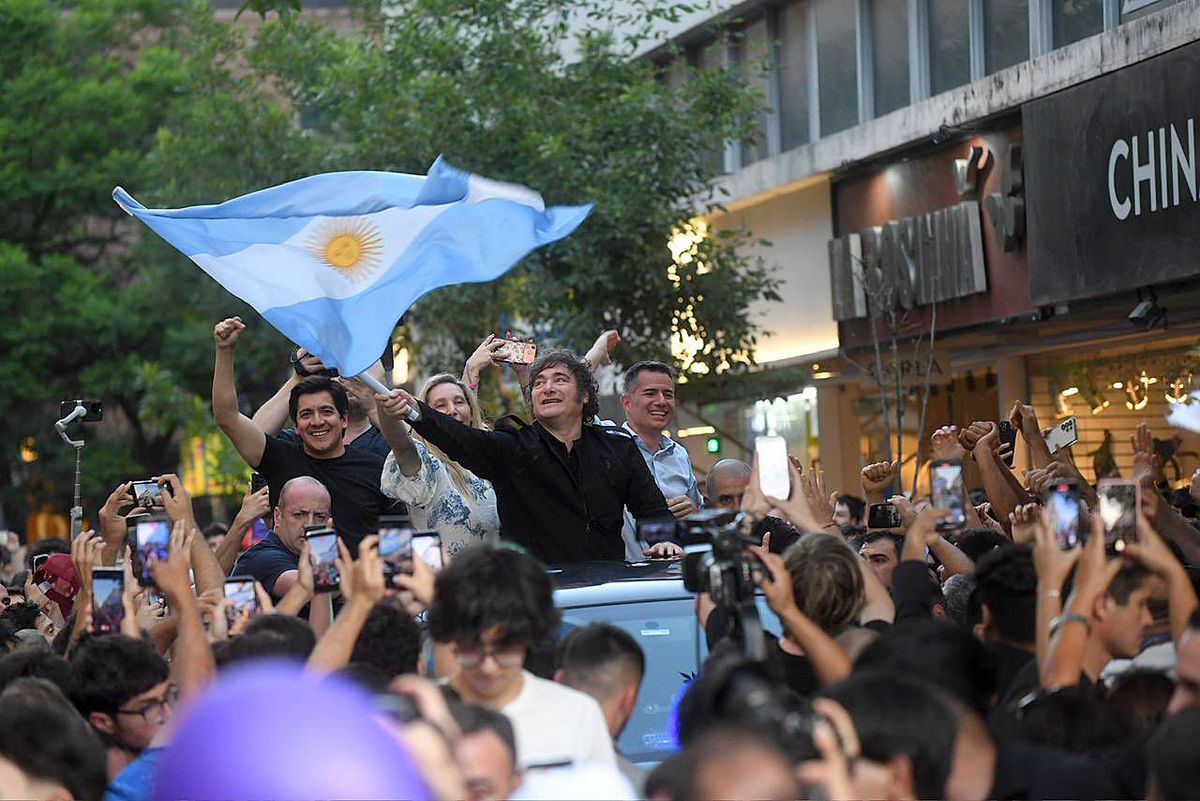 Javier Milei con una bandera argentina en el "Tour de la Gratitud". Javier Milei con una bandera argentina en el "Tour de la Gratitud".