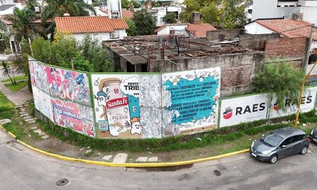 Según el concejal Lucas Simoniello, los dueños de la construcción abandonada frente al faro -plena Costanera de Santa Fe- deben 25 millones de pesos en concepto de tasas municipales. Según el concejal Lucas Simoniello, los dueños de la construcción abandonada frente al faro -plena Costanera de Santa Fe- deben 25 millones de pesos en concepto de tasas municipales.