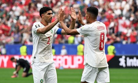 El equipo africano le ganó 3-0 a los canadienses por los octavos de final de la Copa del Mundo y consiguió el boleto a la siguiente instancia. El equipo africano le ganó 3-0 a los canadienses por los octavos de final de la Copa del Mundo y consiguió el boleto a la siguiente instancia.