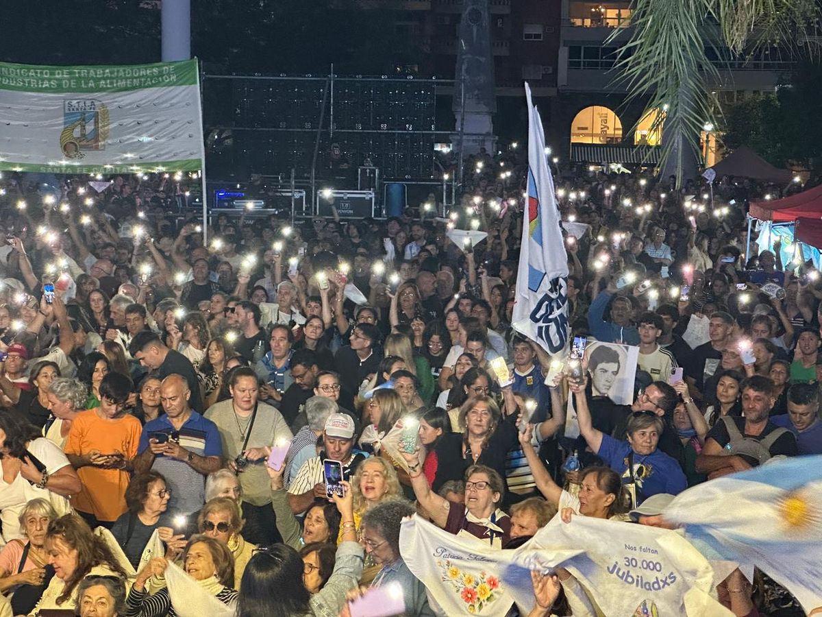 Organismos de derechos humanos de Santa Fe convocaron a una nueva marcha a 50 años del último golpe de Estado. La participación fue multitudinaria. Organismos de derechos humanos de Santa Fe convocaron a una nueva marcha a 50 años del último golpe de Estado. La participación fue multitudinaria.