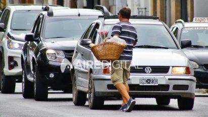 Aire de Santa Fe | vendedor flores callejero -MTH-1200 (2)_marca_marca.jpg