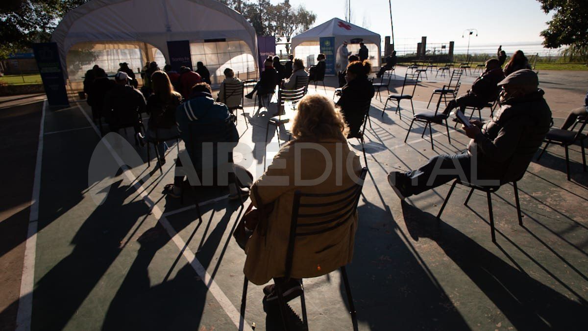 Puesto fijo de hisopados en el Centro Deportivo Municipal, en la costanera santafesina.