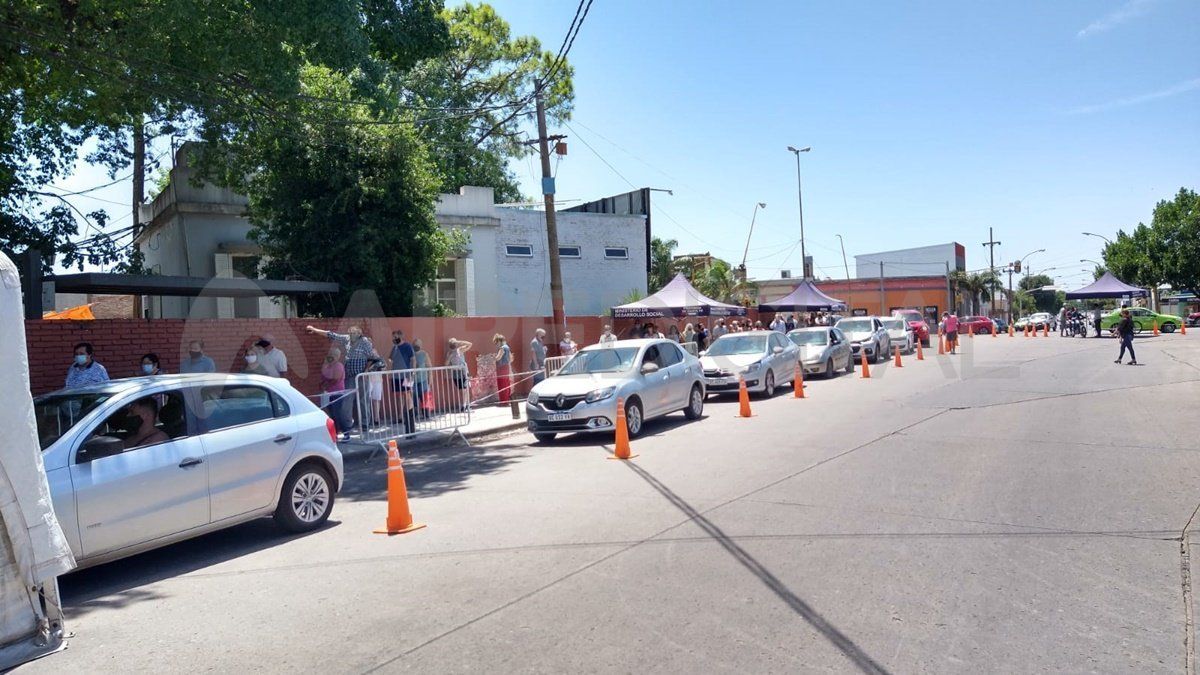 La situación resintió la atención en la Esquina Encendida, ya que los adultos que acudieron junto a sus hijos para vacunarlos fueron asistidos