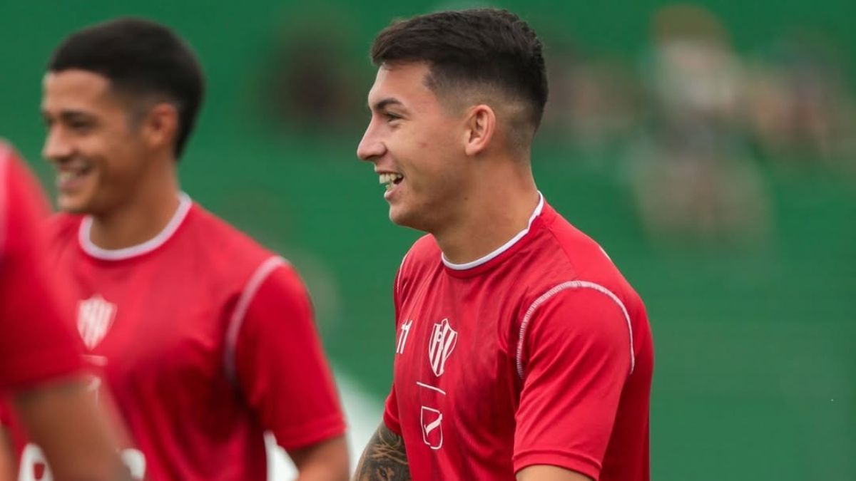 Unión realiza la entrada en calor a minutos del partido ante Sarmiento.