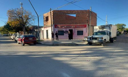 El dueño del local dormía en el comercio junto a su hija tras sufrir una ola de asaltos. En medio de un forcejeo con un menor de 15 años, se disparó una escopeta. El dueño del local dormía en el comercio junto a su hija tras sufrir una ola de asaltos. En medio de un forcejeo con un menor de 15 años, se disparó una escopeta.