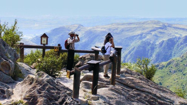 El Parque Nacional Quebrada del Condorito, vecino a San Clemente, funciona como el principal sitio de nidificación del cóndor andino en el centro del país, fomentando un turismo científico y educativo.
