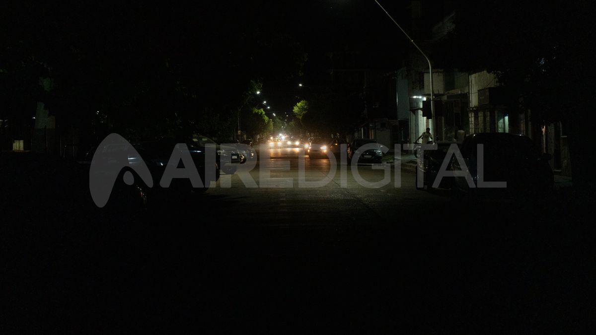 Un peligro: las 40 manzanas de barrio Roma, en el oeste de la ciudad de Santa Fe, están casi a oscuras. Un peligro: las 40 manzanas de barrio Roma, en el oeste de la ciudad de Santa Fe, están casi a oscuras.