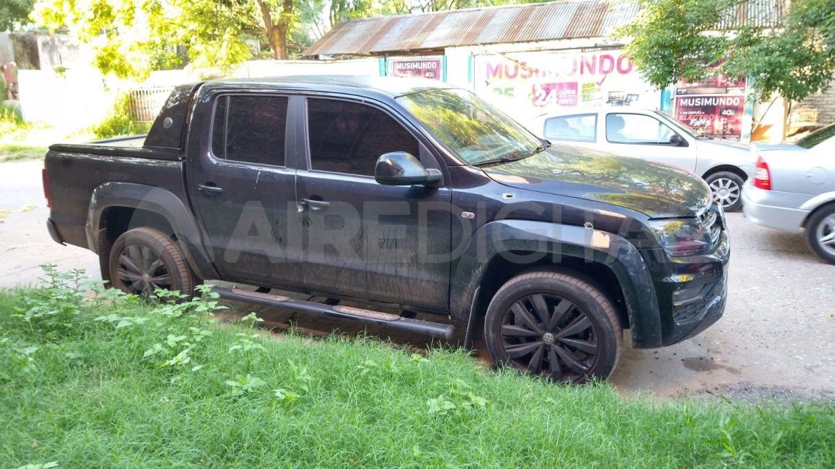 La Amarok de un vecino recibió tres balazos.