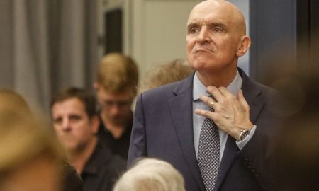 José Luis Espert habría intentado ocultar su celular antes del allanamiento en su vivienda. José Luis Espert habría intentado ocultar su celular antes del allanamiento en su vivienda.