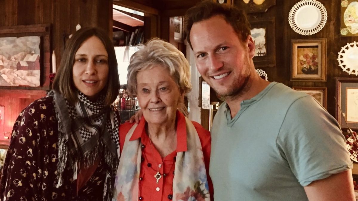 Lorraine Warren orientó al elenco de El Conjuro y La Monja sobre fenómenos paranormales para recrear experiencias reales en pantalla. Lorraine Warren orientó al elenco de El Conjuro y La Monja sobre fenómenos paranormales para recrear experiencias reales en pantalla.