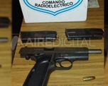 Una pistola calibre 9 milímetros fue hallada dentro de la vivienda. Una pistola calibre 9 milímetros fue hallada dentro de la vivienda.