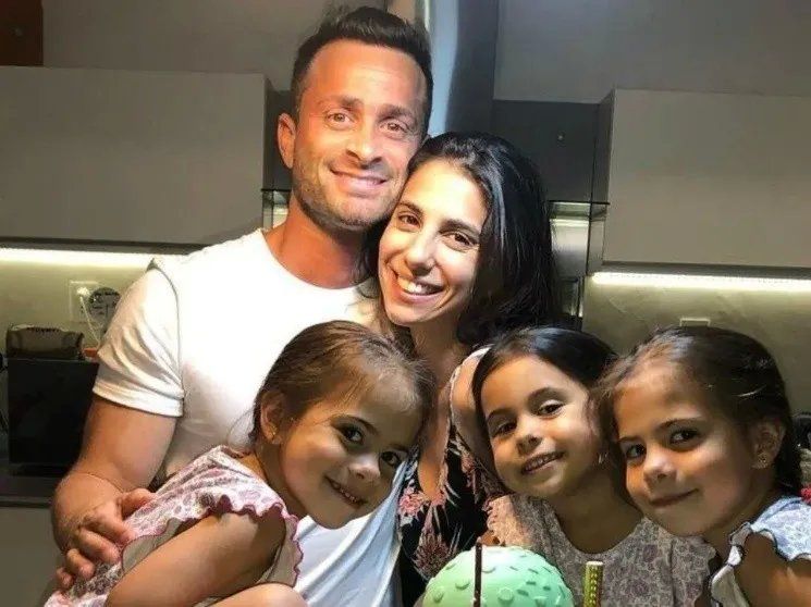 Una foto del recuerdo. Cinthia y sus hijas junto a Martín Baclini.