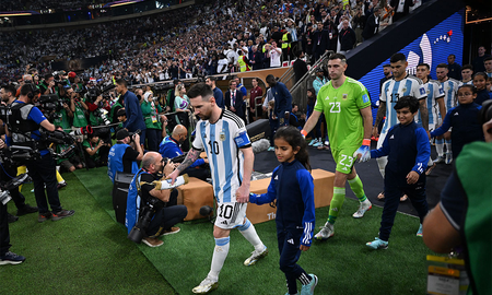 El detalle del banderín que Messi entregó en la final del Mundial de Qatar 2022. El detalle del banderín que Messi entregó en la final del Mundial de Qatar 2022.