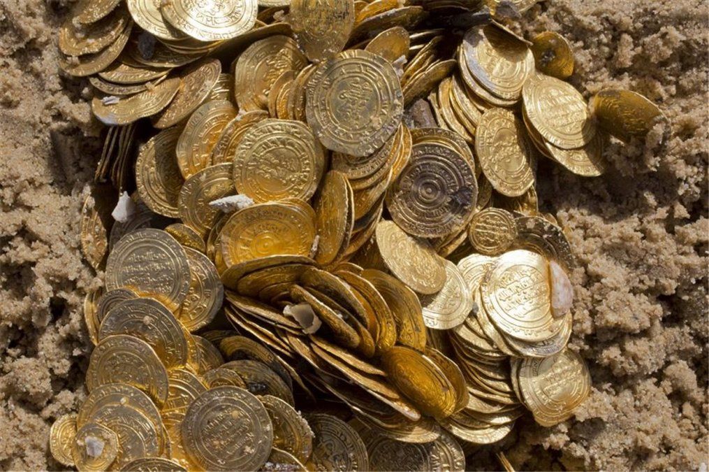 Encontró viejas monedas de oro en un campo arado que valen más de US$ 1 millón y se volvió viral