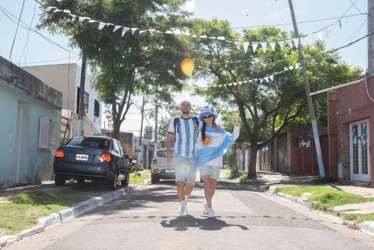 Una pareja recorre el barrio La Bajada, el barrio, donde se crió Lionel Messi.