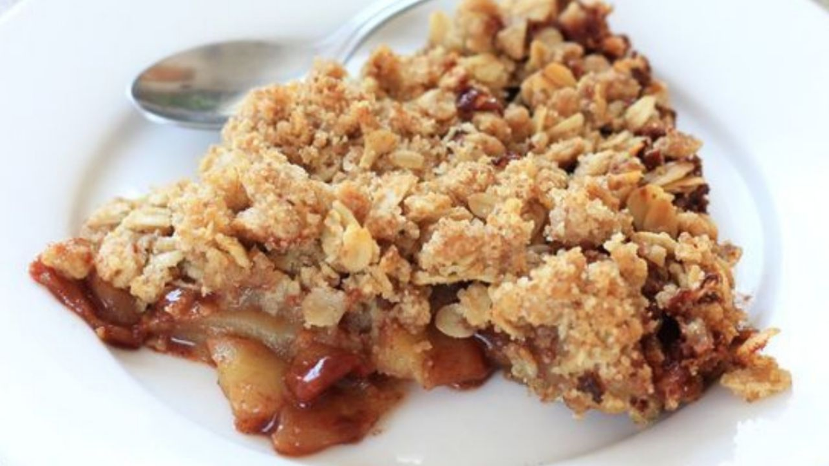 El crumble de manzana y avena es un postre muy rico y fácil de hacer en casa. El crumble de manzana y avena es un postre muy rico y fácil de hacer en casa.