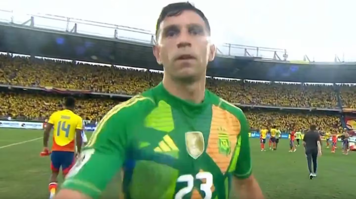 El Dibu Martínez golpeó a una cámara tras el partido y luego hizo un posteo: qué puso