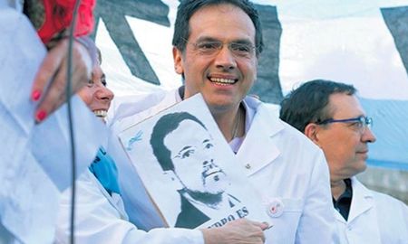 El Ministerio de Salud de Entre Ríos restituyó la matrícula provincial a Leandro Rodríguez Lastra, el ginecólogo a quien la Justicia de Río Negro condenó en 2019 por detener una interrupción legal del embarazo (ILE) y obligar a gestar a una joven víctima de violación El Ministerio de Salud de Entre Ríos restituyó la matrícula provincial a Leandro Rodríguez Lastra, el ginecólogo a quien la Justicia de Río Negro condenó en 2019 por detener una interrupción legal del embarazo (ILE) y obligar a gestar a una joven víctima de violación