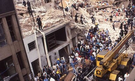 El atentado contra la AMIA ocurrió el 18 de julio de 1994 y causó la muerte a 22 personas. El atentado contra la AMIA ocurrió el 18 de julio de 1994 y causó la muerte a 22 personas.