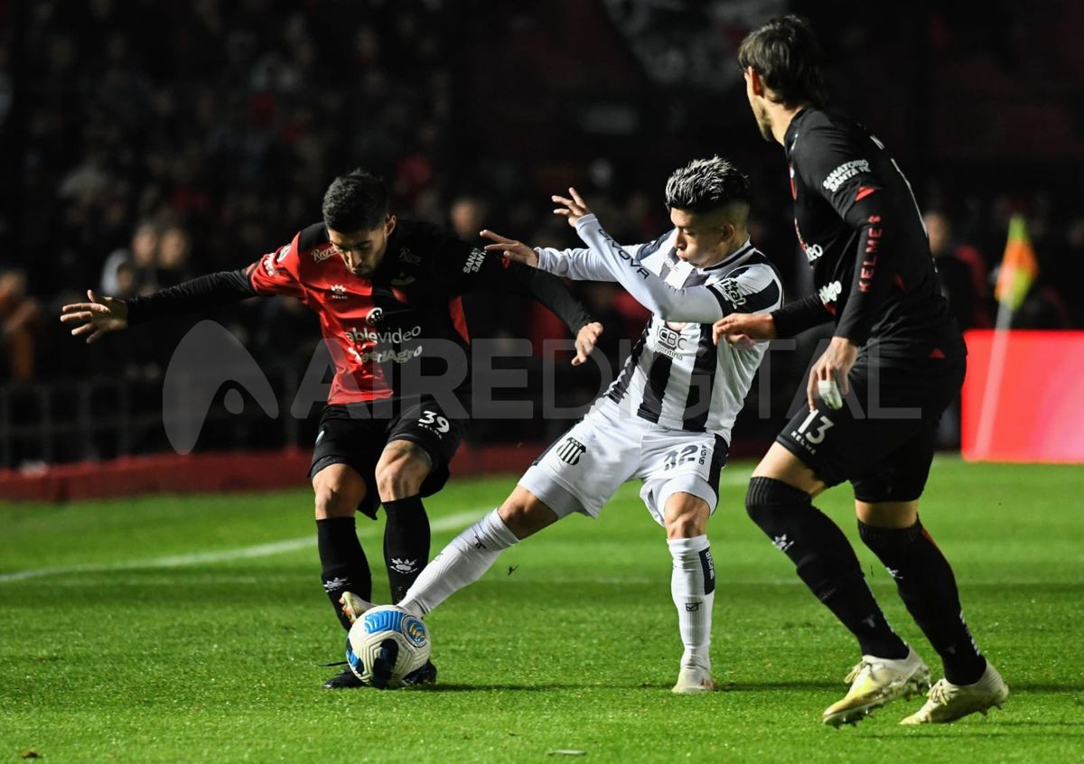 Juan Pablo Álvarez aguanta la pelota ante la marca de Matías Esquivel.