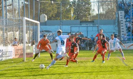 Colón cayó por un penal dudoso en contra ante Temperley en una de las últimas jugadas del partido. Colón cayó por un penal dudoso en contra ante Temperley en una de las últimas jugadas del partido.