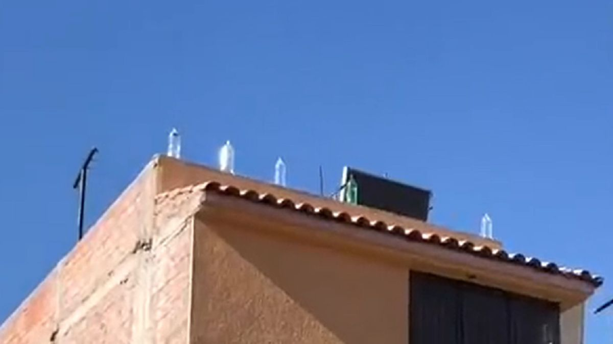 Por qué los peruanos colocan botellas con agua en los techos