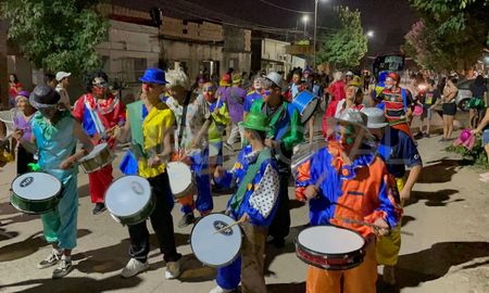 Los carnabarriales llenan las calles de Santa Fe con murgas, trajes y música en febrero. Los carnabarriales llenan las calles de Santa Fe con murgas, trajes y música en febrero.