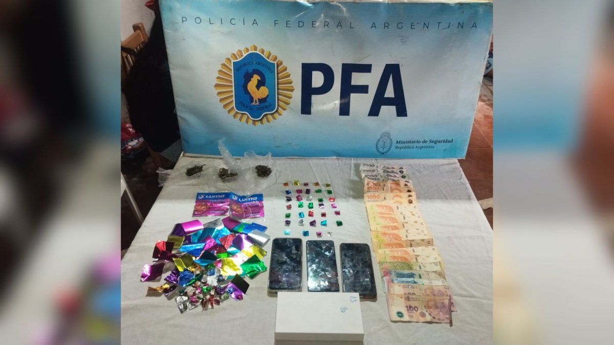 En los allanamientos se secuestr&oacute; material estupefaciente y dinero en efectivo