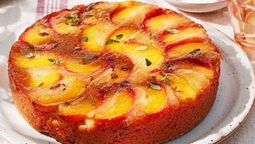 altText(Tarta de durazno invertida: la receta fácil para hacer en casa)}