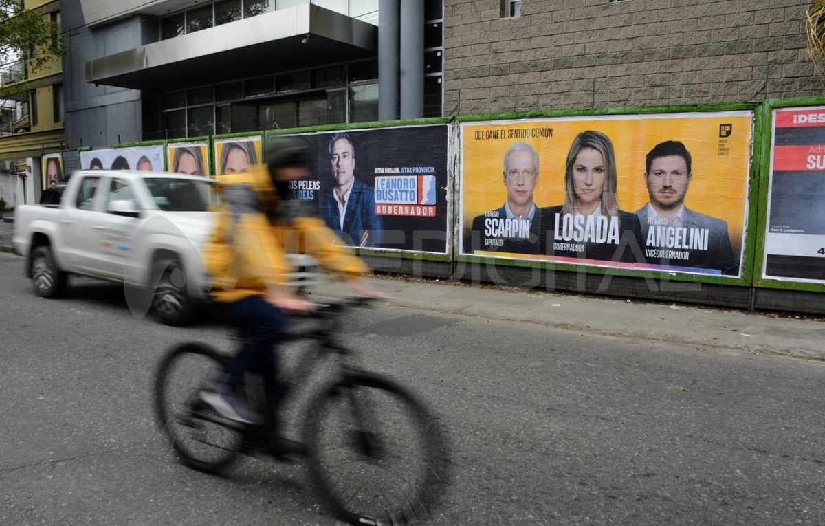 La Municipalidad de la ciudad de Santa Fe notificó a los partidos políticos que cuentan, desde el 16 de julio, con un plazo de 10 días para retirar toda la propaganda colocada en semáforos, columnas de iluminación y señalética. La Municipalidad de la ciudad de Santa Fe notificó a los partidos políticos que cuentan, desde el 16 de julio, con un plazo de 10 días para retirar toda la propaganda colocada en semáforos, columnas de iluminación y señalética.