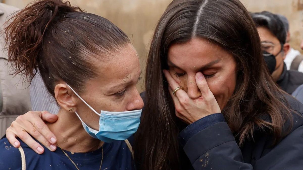 Letizia entre lágrimas tras ser atacada con barro. Letizia entre lágrimas tras ser atacada con barro.
