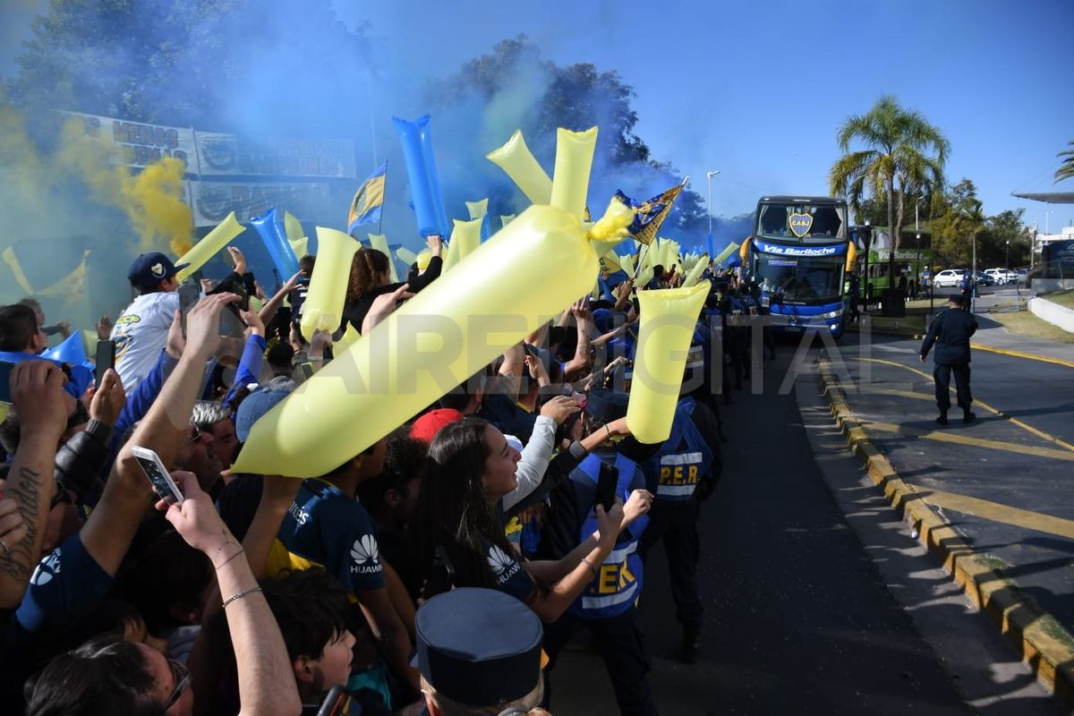 Furor en Paraná durante la llegada del plantel profesional de Boca para jugar ante Patronato.
