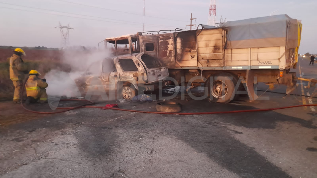 Trágico accidente en la autopista Rosario-Santa Fe: un auto y un camión chocaron y se prendieron fuego