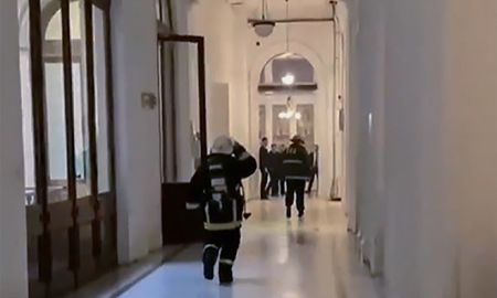 Un principio de incendio sacudió este viernes parte del primer piso de la Casa Rosada, en el sector donde se encuentra la oficina del asesor presidencial Santiago Caputo Un principio de incendio sacudió este viernes parte del primer piso de la Casa Rosada, en el sector donde se encuentra la oficina del asesor presidencial Santiago Caputo