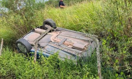 El conductor perdió el control del vehículo y volcó al costado del camino rural. El conductor perdió el control del vehículo y volcó al costado del camino rural.