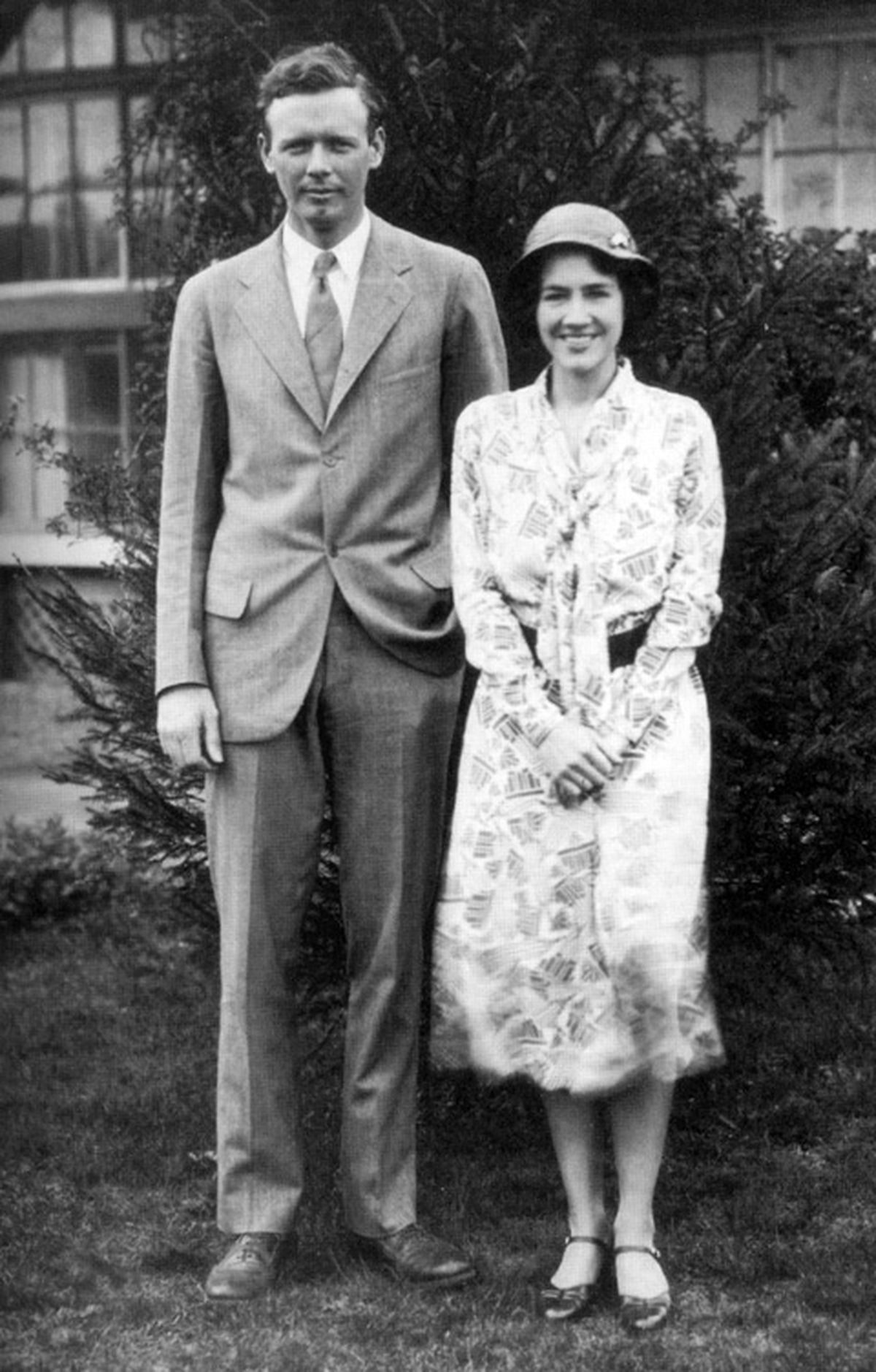 Lindbergh se casó con Anne Morrow –hija de quien fuera embajador estadounidense en México– el lunes 27 de mayo de 1929 en Englewood, Nueva Jersey, y tuvieron seis hijos: Charles Augustus Lindbergh III (nacido en 1930); Jon (1932); Land (1937); Anne (1940); Scott (1942), y Reeve (1945). Su primogénito fue secuestrado y asesinado en 1932 y, para alejarse de la presión mediática, ya que el hecho ocupó las primeras planas de todos los diarios, el matrimonio se radicó en Europa varios años. Lindbergh se casó con Anne Morrow –hija de quien fuera embajador estadounidense en México– el lunes 27 de mayo de 1929 en Englewood, Nueva Jersey, y tuvieron seis hijos: Charles Augustus Lindbergh III (nacido en 1930); Jon (1932); Land (1937); Anne (1940); Scott (1942), y Reeve (1945). Su primogénito fue secuestrado y asesinado en 1932 y, para alejarse de la presión mediática, ya que el hecho ocupó las primeras planas de todos los diarios, el matrimonio se radicó en Europa varios años.