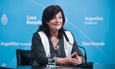 La ministra de trabajo expresó que el gobierno está a favor de una reducción de la jornada laboral. La ministra de trabajo expresó que el gobierno está a favor de una reducción de la jornada laboral.