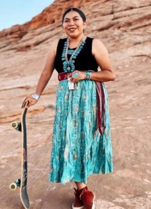 Naiomi logró superar el dolor arriba de una patineta y se convirtió en una gran skater. 