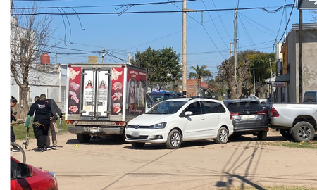 un camion frigorifico choco a un vehiculo que amortiguo el golpe en tres autos estacionados un camion frigorifico choco a un vehiculo que amortiguo el golpe en tres autos estacionados