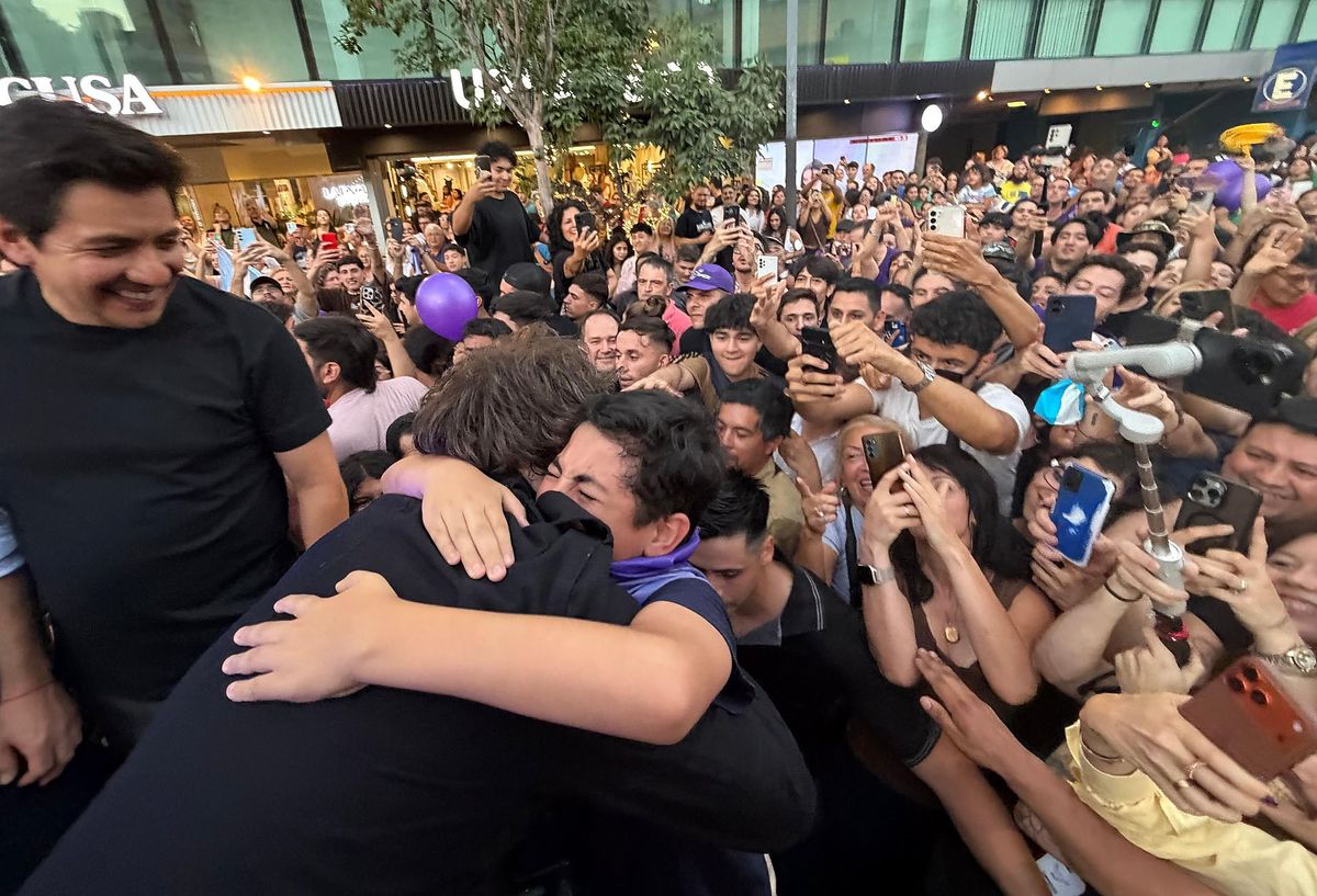 Javier Milei abrazando a un niño emocionado en el Tour de la Gratuitud en Córdoba.