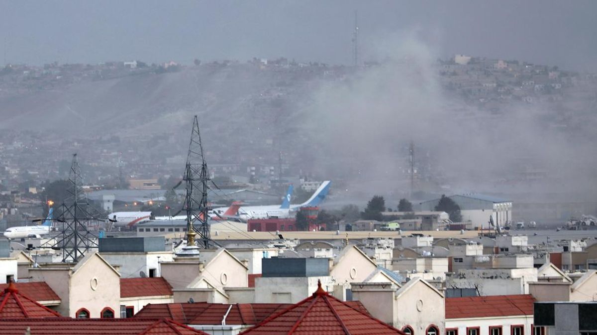 Dos atentados suicidas con bombas causaron varios muertos el jueves en las afueras del aeropuerto de Kabul.