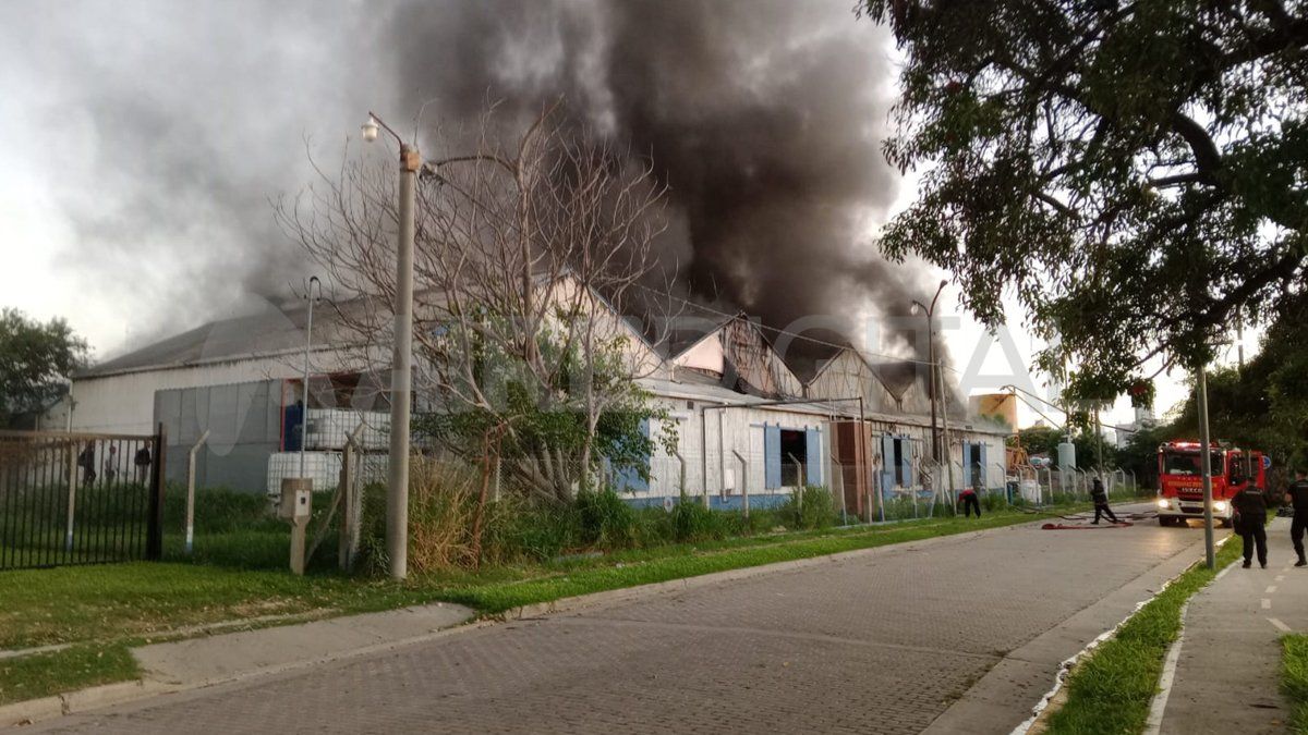 El siniestro se inició dentro de un galpón que pertenece a una importante firma de la ciudad
