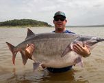 El pescador James Lukehart sostiene el pez espátula americano con el que estableció un nuevo récord. El pescador James Lukehart sostiene el pez espátula americano con el que estableció un nuevo récord.