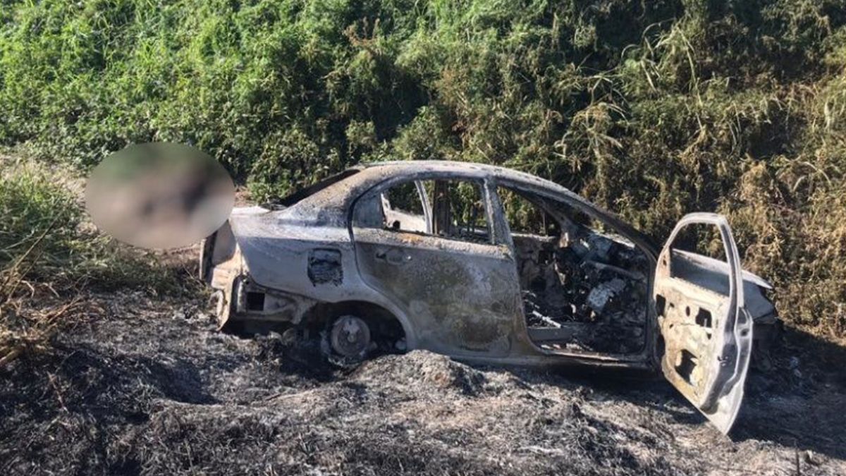 El cuerpo del hombre fue encontrado al lado del auto quemado.&nbsp;