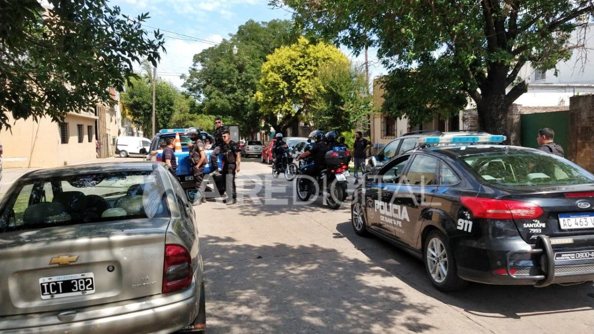 La policía detuvo a los dos ladrones cuando intentaban escapar en un remís