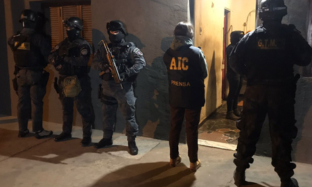 Los efectivos incautaron elementos de interés para la causa, entre ellos armas, celulares y una importante cantidad de dinero. Los efectivos incautaron elementos de interés para la causa, entre ellos armas, celulares y una importante cantidad de dinero.