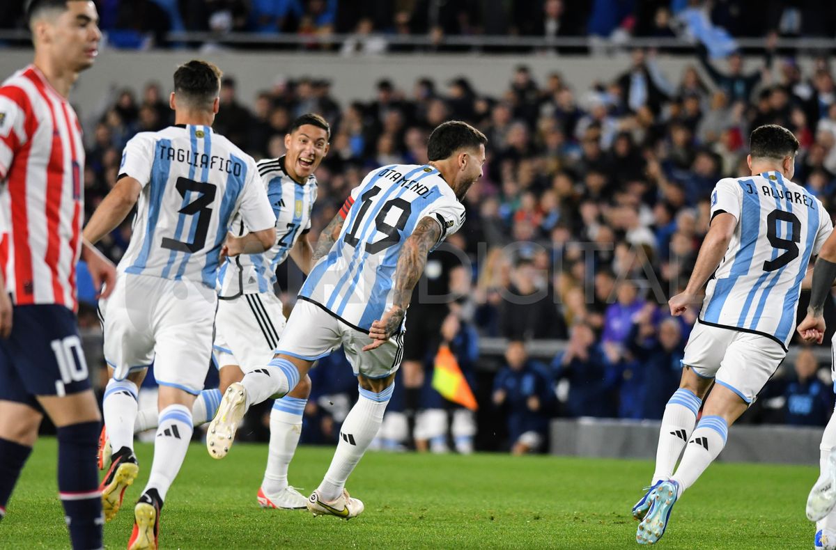 Otamendi marcó el 1-0 de Argentina ante Paraguay.