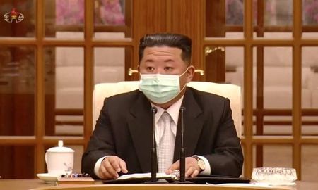 La televisión estatal mostró al dictador de Corea del Norte, Kim Jong-un, llevando tapabocas por primera vez en público. La televisión estatal mostró al dictador de Corea del Norte, Kim Jong-un, llevando tapabocas por primera vez en público.